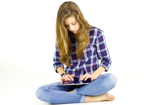 Söt tonåring använder tablet ser kameran isolerade — Stockfoto