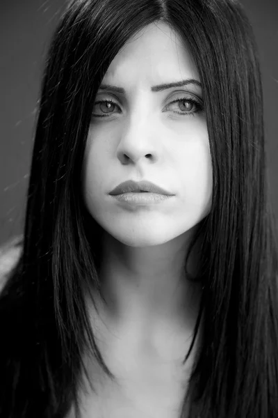 Porträt einer traurigen Frau, die fast schwarz-weiß weint — Stockfoto