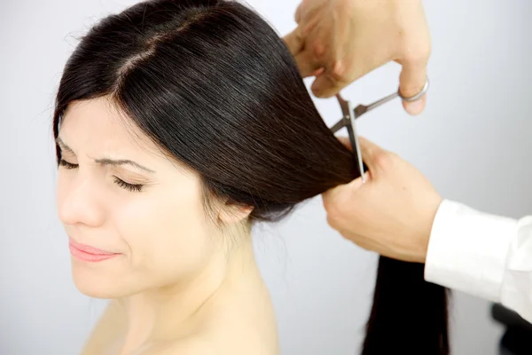 Frau schließt Augen aus Angst vor Haarschnitt — Stockfoto