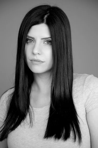 Retrato de mulher séria triste com cabelo preto longo em estúdio — Fotografia de Stock