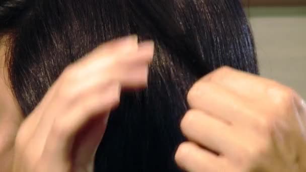 Kvinnan gör ny frisyr — Stockvideo