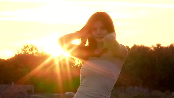 Woman poses for camera — Stock Video