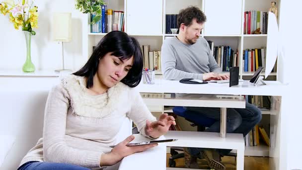 Pareja trabajando en casa — Vídeos de Stock