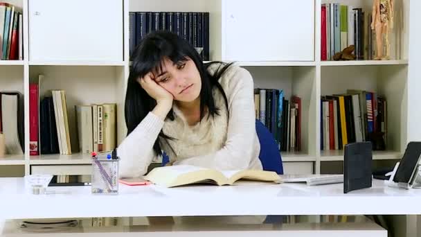 Mujer aburrida estudiando — Vídeo de stock