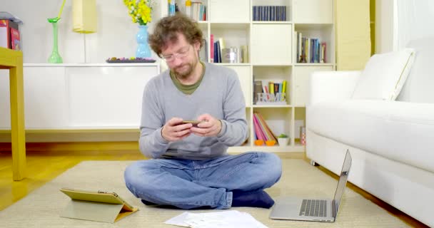 Hombre feliz en casa con smartphone — Vídeos de Stock