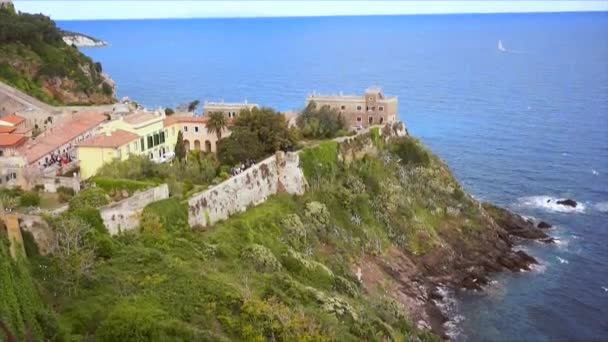 Farol antigo na ilha — Vídeo de Stock