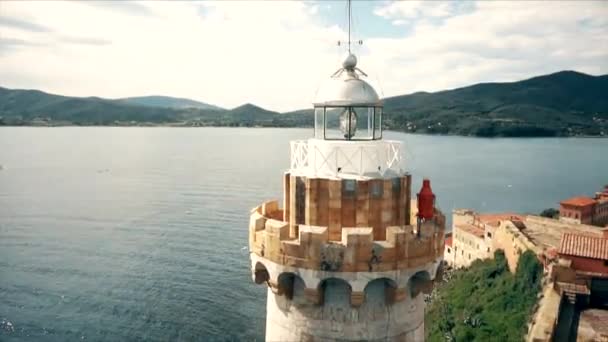 Farol antigo na ilha — Vídeo de Stock