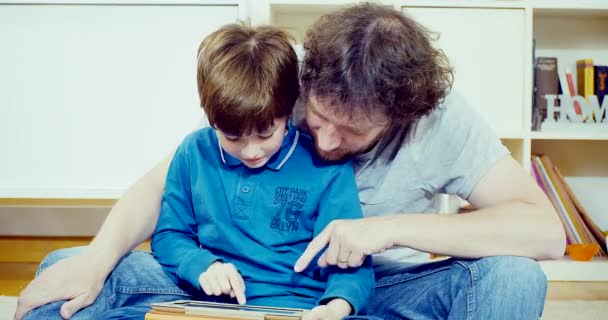 Father and son playing with tablet — Stock Video