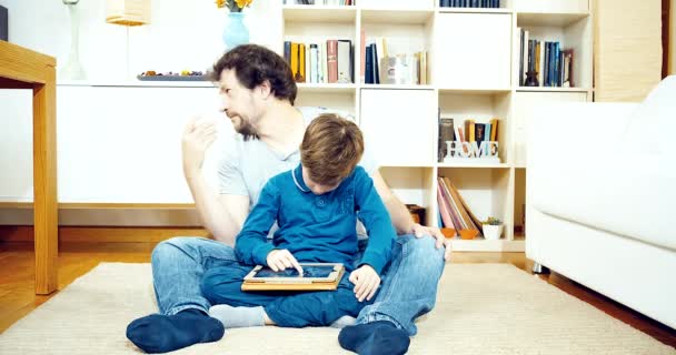 Padre e figlio giocare con tablet — Video Stock