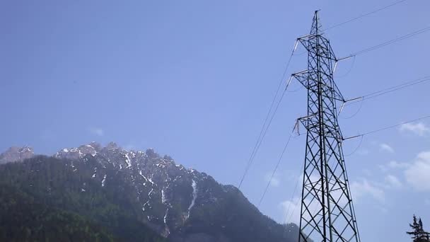 Elektriciteit poll in de bergen — Stockvideo