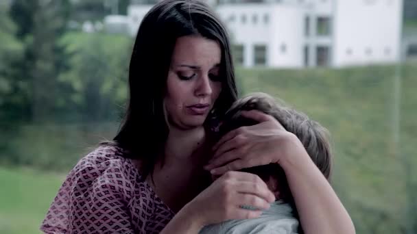 Мать и мальчик плачут — стоковое видео