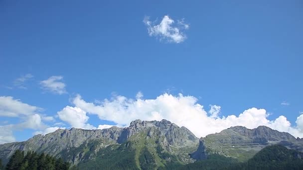 Montañas y campo verde — Vídeo de stock