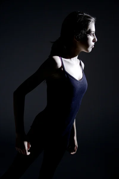 Балерина фізичних вправ у темряві — стокове фото