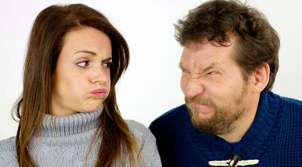 Lustiges Paar schaut einander an und macht lustige Gesichter — Stockfoto