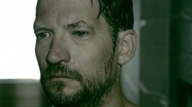closeup duş umutsuz adamın