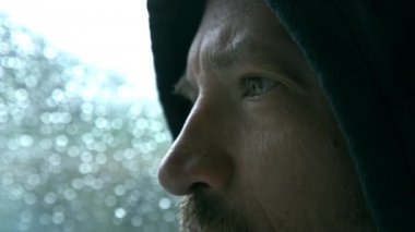 pencerenin önünde üzgün depresif adam