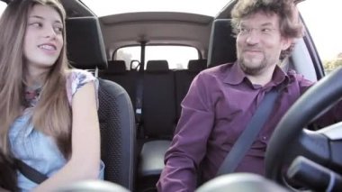 Baba ve sevimli genç kız arabada