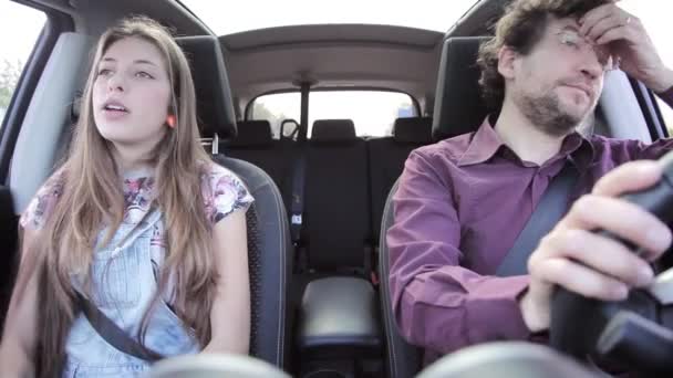 Père voiture de conduite parler à la fille — Video