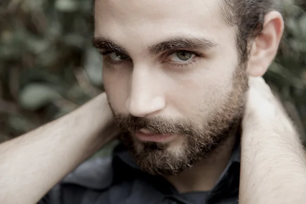 Hipster man close up portrait outdoors. Man is looking at camera — Stock Photo, Image