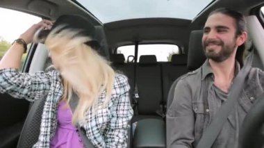 serin bir çift araba mutlu dans. Kamera araba