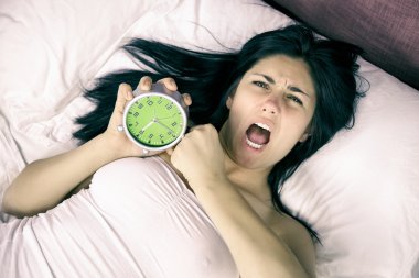 sabah erken uyanmak için kızgın kadın yorgun