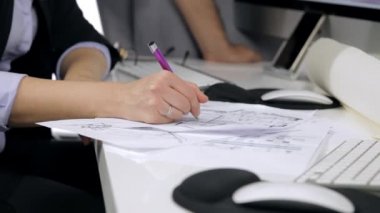 Ellerini iç tasarımcılar kalemi ile harita üzerinde çalışıyor