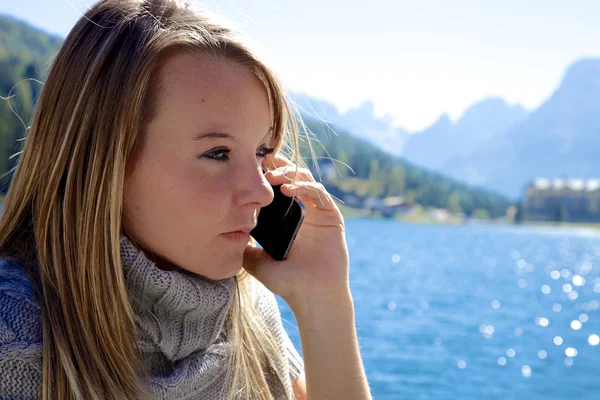 Femme blonde en colère au téléphone gros plan — Photo