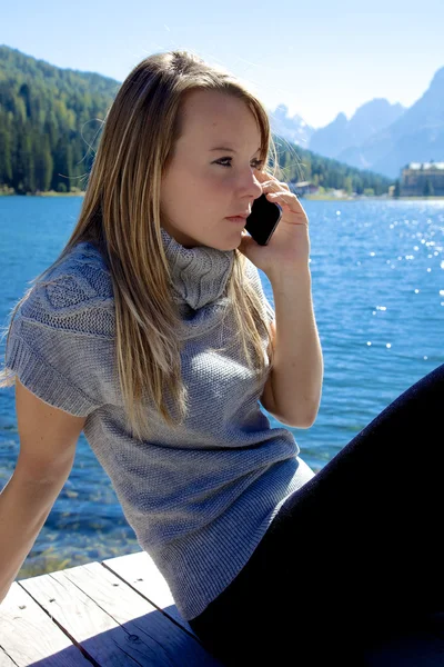 Femme blonde en colère au téléphone — Photo