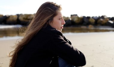 Dalgın kız plaj önünde kışın üzgün