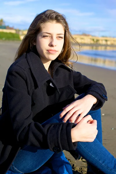 Glücklicher Teenager, der nachdenklich auf das Meer blickt — Stockfoto