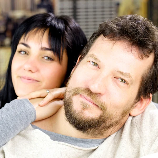 Bonito casal feliz sorrindo olhando câmera — Fotografia de Stock