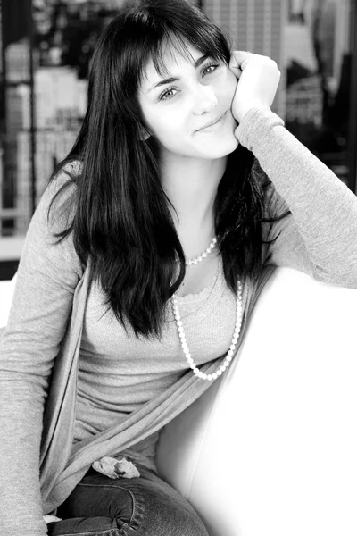 Mignon heureux sourire brunette noir et blanc portrait — Photo