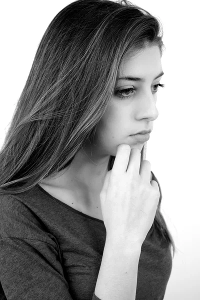 Zwart en wit portret van triest meisje denken — Stockfoto