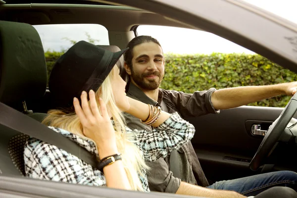 Glückliches Paar fährt verliebtes Auto — Stockfoto