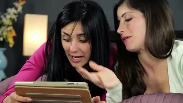 Δύο Φίλες Ψάχνουν Απευθείας Σύνδεση Αγοράσουν Tablet — Αρχείο Βίντεο