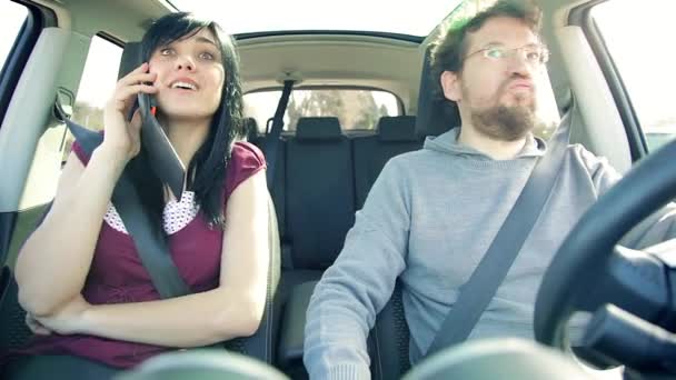 Мужчина и женщина дерутся во время путешествия в машине несчастными — стоковое видео