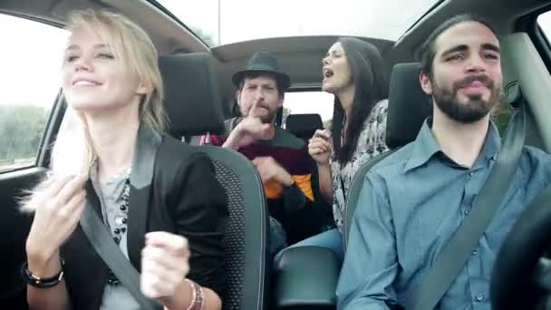 Happy Cool Ludzie Samochodzie Śpiew Taniec Podczas Jazdy Suv — Wideo stockowe