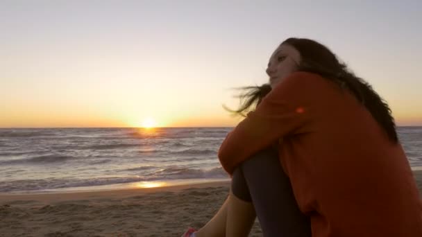 Smutna Kobieta Siedząca Przed Zachodem Słońca Patrząca Morze — Wideo stockowe