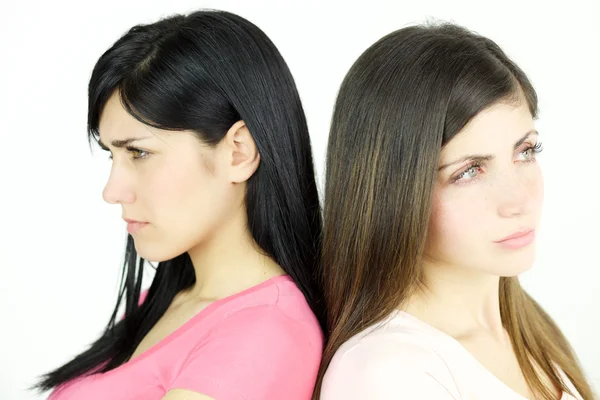 Dos mujeres tristes enojadas entre sí no hablando de cerca aislado — Foto de Stock