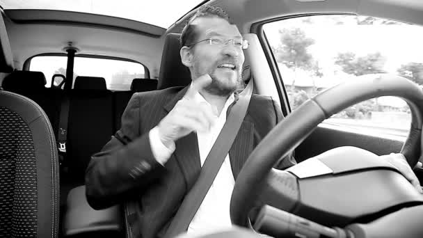 Feliz Bem Sucedido Empresário Dançando Carro Condução Preto Branco Retrato — Vídeo de Stock