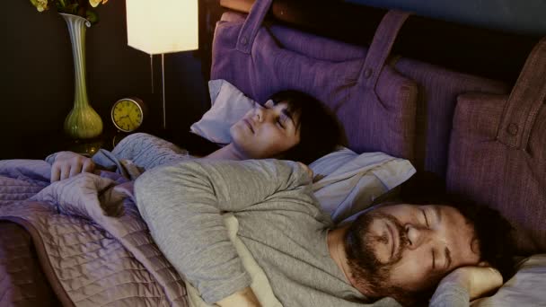 Жінка Прокидається Від Кошмару Закохана Сплячого Хлопця Вдома — стокове відео