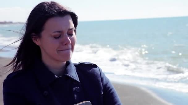 海の近くで泣いている悲しい女性 — ストック動画