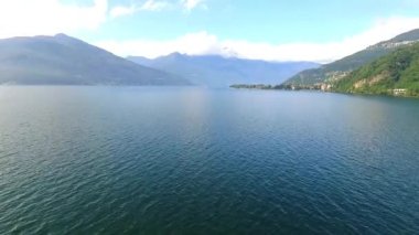 Suya yakın gölün havadan görüntüsü. 