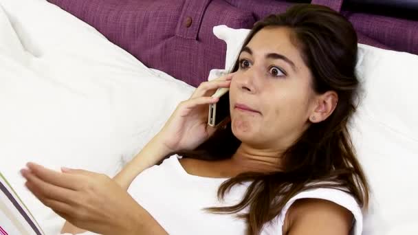 Irritado Jovem Lutando Telefone Deitado Cama Tiro Médio — Vídeo de Stock