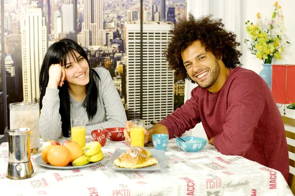 Feliz pareja desayunando frente a rascacielos en la ciudad mirando la cámara — Foto de Stock