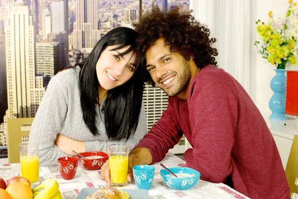 Feliz pareja desayunando frente a rascacielos en la ciudad buscando cámara de tiro medio — Foto de Stock