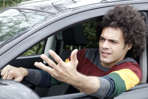 Mann sitzt wütend Auto im Verkehr fest — Stockfoto