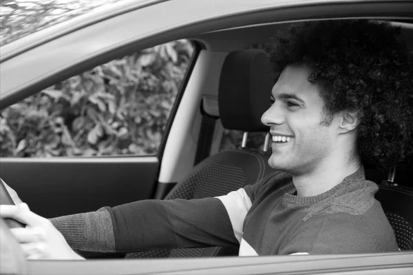 Sonriente hombre conduciendo coche nuevo feliz blanco y negro — Foto de Stock