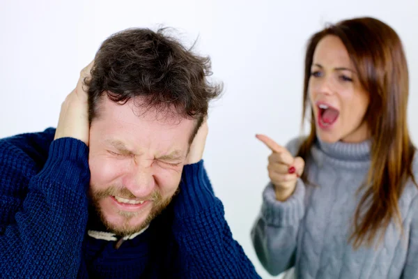 Man wanhopige vrouw schreeuwen tegen hem vinger — Stockfoto