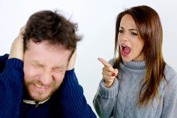 Mulher gritando com homem desesperado isolado — Fotografia de Stock